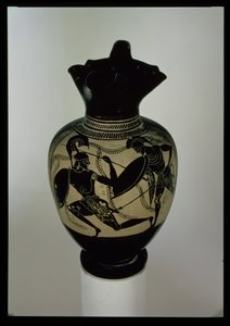 Oinichoe ateniense de figuras negras decorada com dois guerreiros de combate (cerâmica)